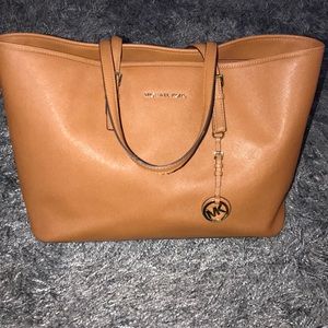 Michael Kors Large Tote in Carmel with pockets